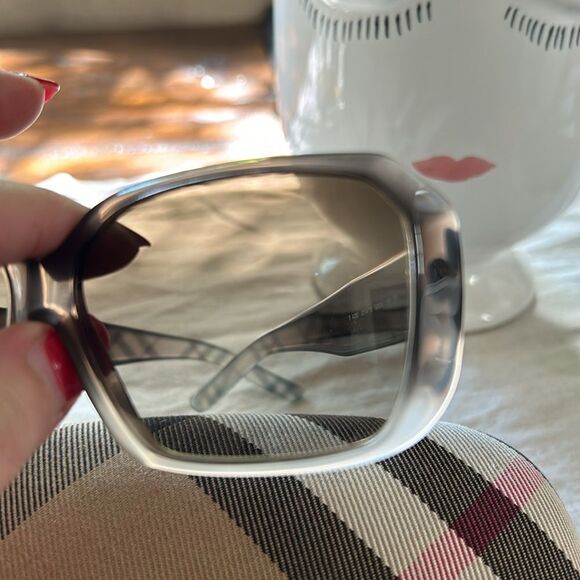 Burberry Sun Glasses Like new model B4083 with case - Picture 12 of 13